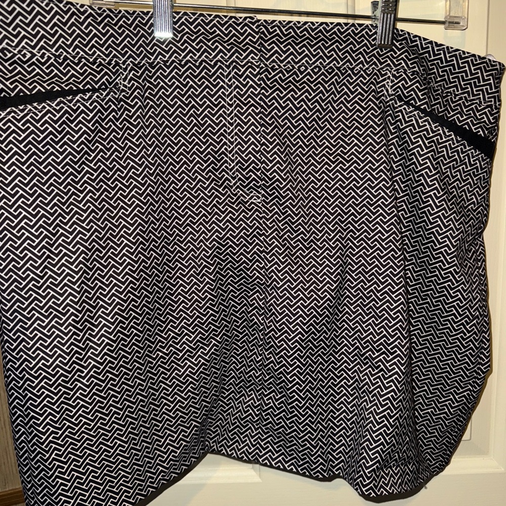 iZOD Black and White Patterned Women's Skort